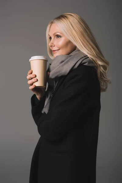 Zralá žena s kávou jít — Stock fotografie