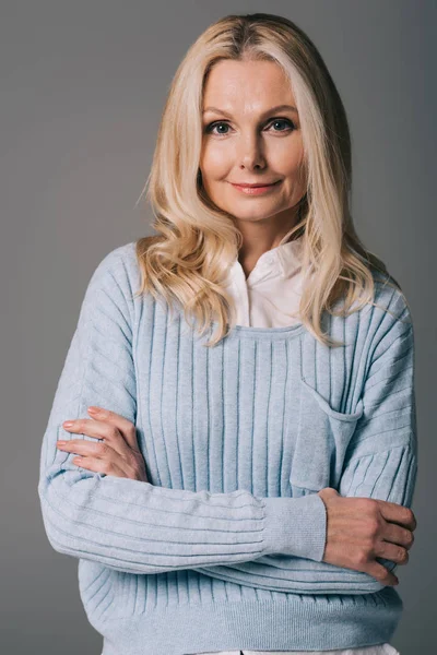 Frau mittleren Alters mit verschränkten Armen — Stockfoto