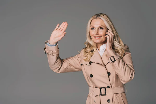 Mulher em casaco de trincheira falando por telefone — Fotografia de Stock