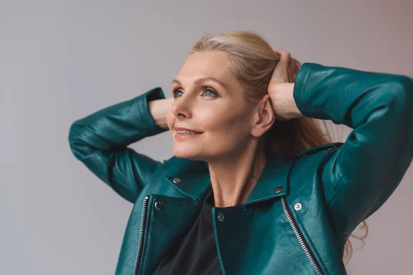 Reife Frau berührt Haare — Stockfoto