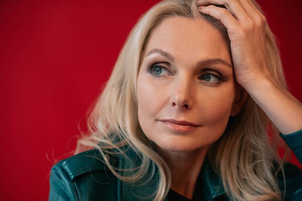 Женщина в кожаной куртке 