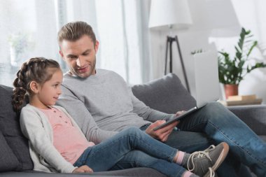 Baba ve kızı laptop arıyorum