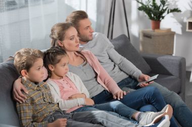 Aile televizyon izliyor.