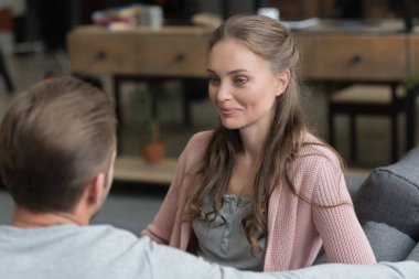 Koltukta oturan çift.