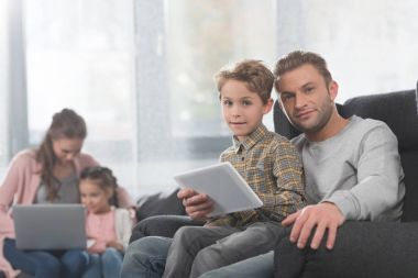 oğlan ve babası dijital tablet kullanma