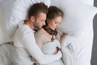 Erkek arkadaş kucaklama kız arkadaş yatakta