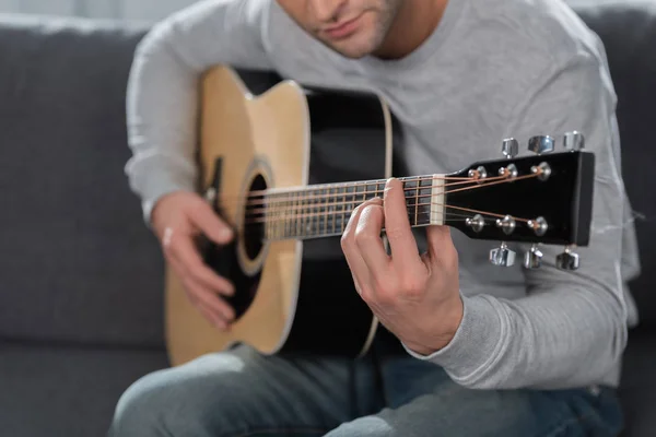 Man spelar akustisk gitarr — Stockfoto