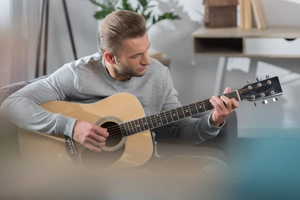 Чоловік грає на акустичній гітарі — стокове фото