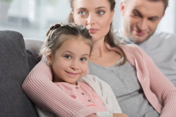 Família sentada no sofá — Fotografia de Stock