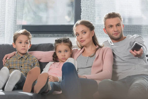 Familia viendo tv — Foto de Stock