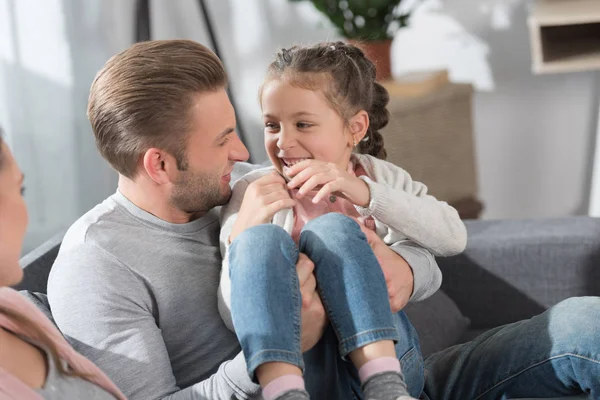 Vader spelen met dochter thuis — Stockfoto