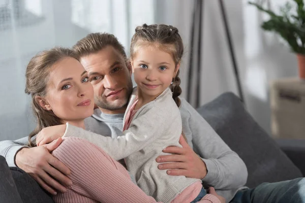 Ouders knuffelen dochter — Stockfoto