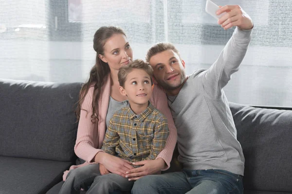 Rodinné pořizování selfie s smarpthone — Stock fotografie zdarma