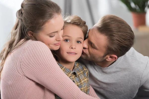 Genitori abbracciare figlio — Foto Stock
