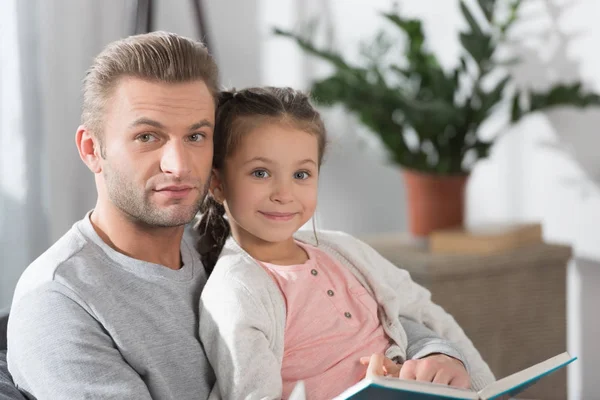 Padre leyendo libro con hija — Foto de Stock