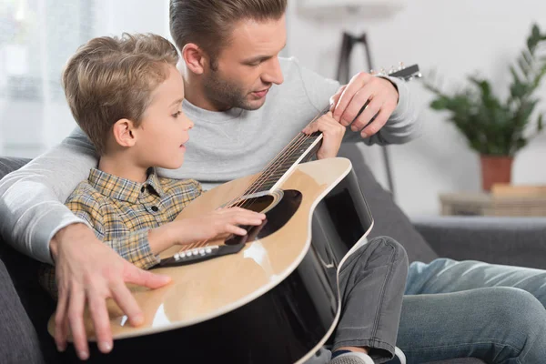 Padre enseñanza hijo jugar guitarra — Foto de Stock