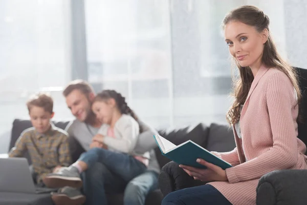 Mutter liest Buch — Stockfoto