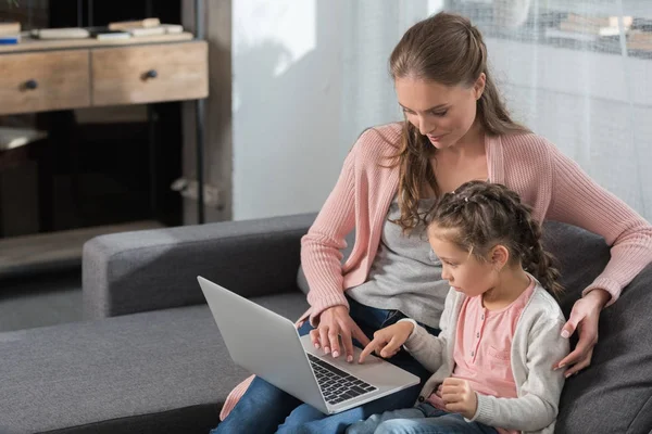 Mère et fille utilisant un ordinateur portable — Photo