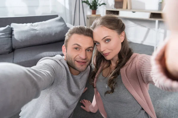 Paar macht Selfie — kostenloses Stockfoto