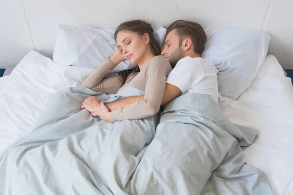 Pár objímat v posteli — Stock fotografie