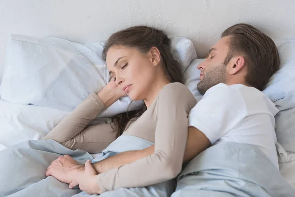 Fidanzato abbracciare fidanzata a letto — Foto Stock
