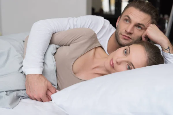 Fidanzato abbracciare fidanzata a letto — Foto Stock