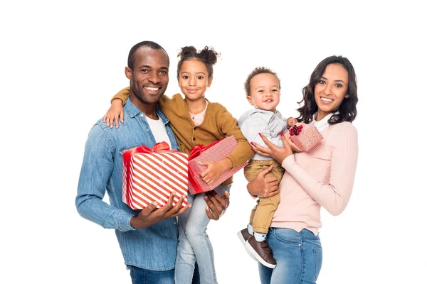 Boldog afrikai-amerikai család, ajándékokkal — Stock Fotó