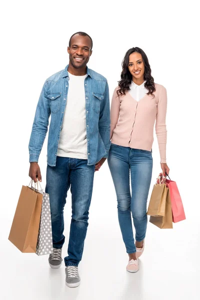 Couple afro-américain avec sacs à provisions — Photo