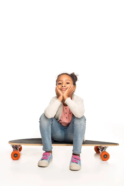 Bambino seduto sullo skateboard — Foto Stock