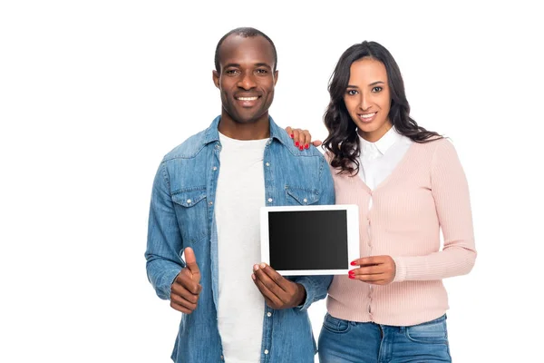 Afrikaanse Amerikaanse echtpaar met digitale tablet — Stockfoto