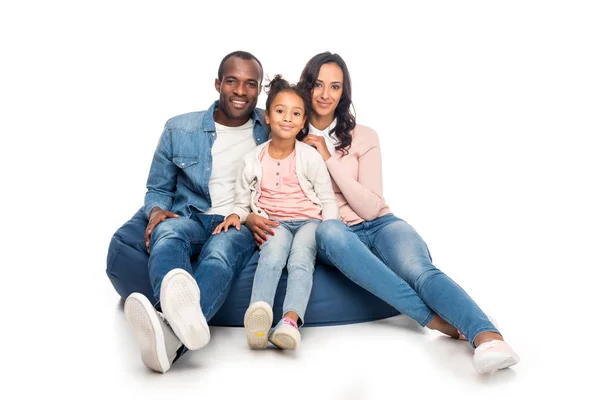 Familia afroamericana en silla de bolsa de frijol — Foto de Stock