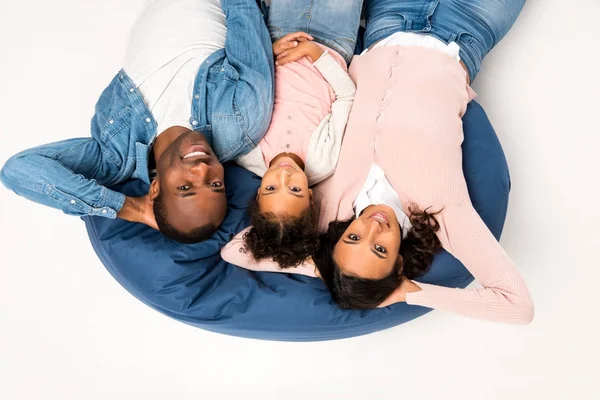 Familia afroamericana en silla de bolsa de frijol — Foto de stock gratis