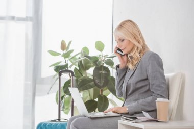 Dizüstü bilgisayarla çalışan iş kadını