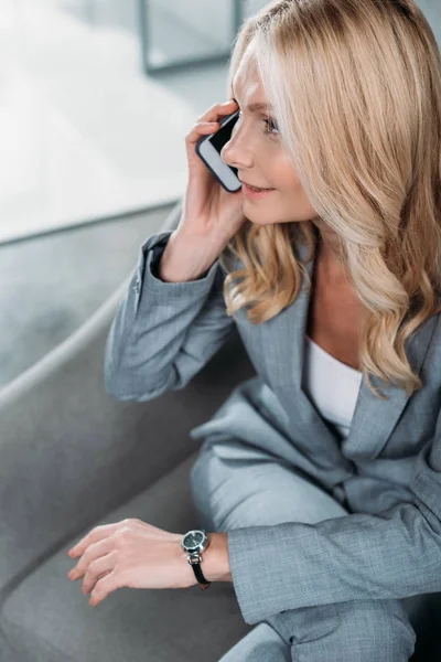 Zakenvrouw praten via de telefoon — Stockfoto