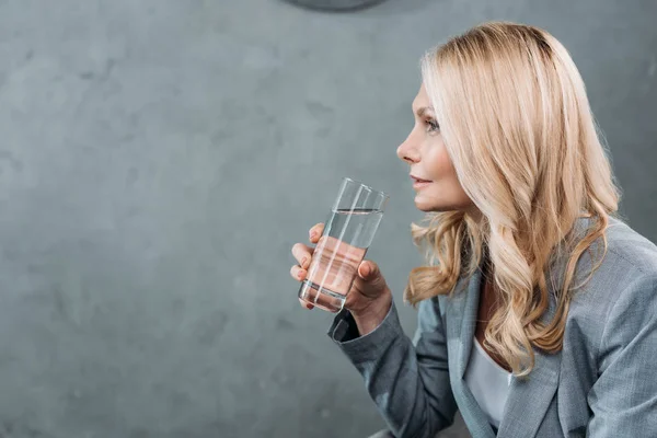 Businesswoman with glass of water — Stock Photo, Image