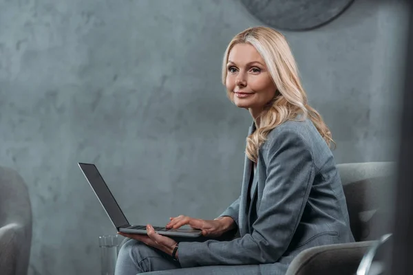 Mulher de negócios que trabalha com laptop — Fotografia de Stock