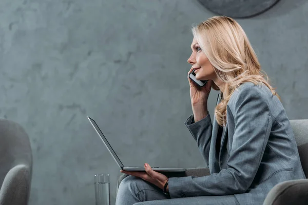 Businesswoman talking by phone — Stock Photo, Image