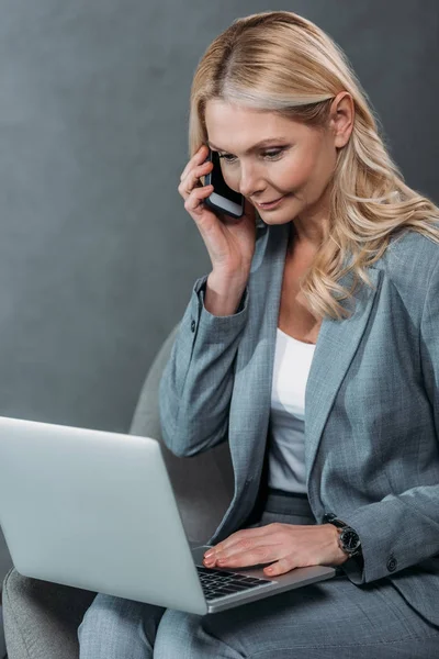 Affärskvinna prata via telefon — Gratis stockfoto