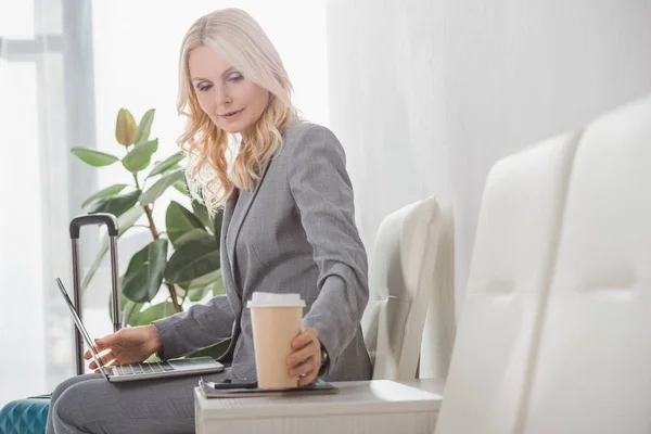 Femme d'affaires avec tasse de café en papier — Photo
