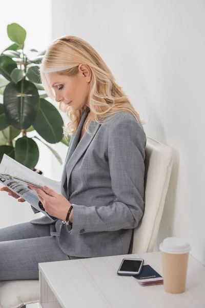 Businesswoman reading magazine — Stock Photo, Image
