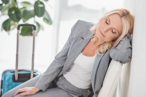 Exhausted businesswoman waiting for trip — Stock Photo, Image
