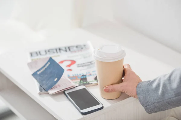 Empresária segurando xícara de papel de café — Fotografia de Stock