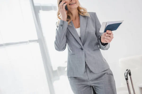 Affärskvinna med flygbiljett talar via telefon — Stockfoto