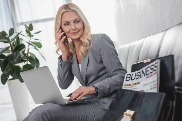 Businesswoman talking by phone — Stock Photo, Image