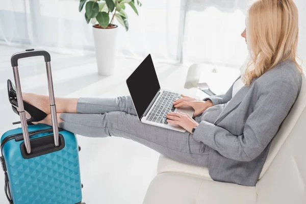 Mujer de negocios trabajando con el ordenador portátil — Foto de Stock