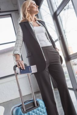 Bagaj ve uçuş bilet kadınla