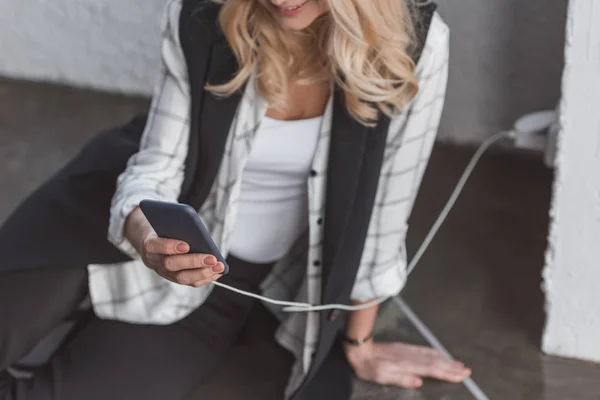 Business woman charging phone — стоковое фото