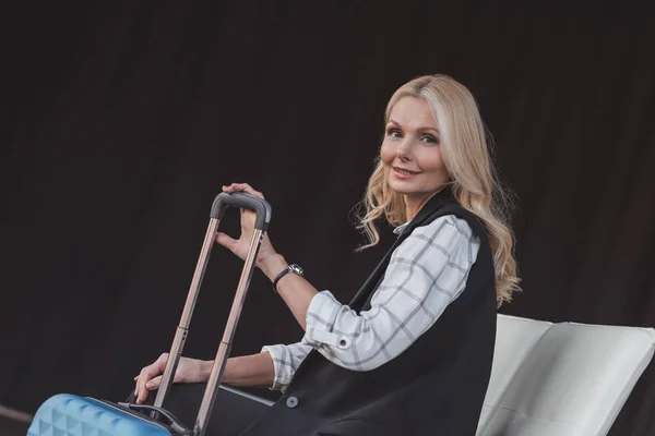 Vrouw met koffer in wachtkamer — Stockfoto