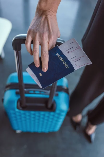 Женщина с чемоданом и авиабилетом — стоковое фото