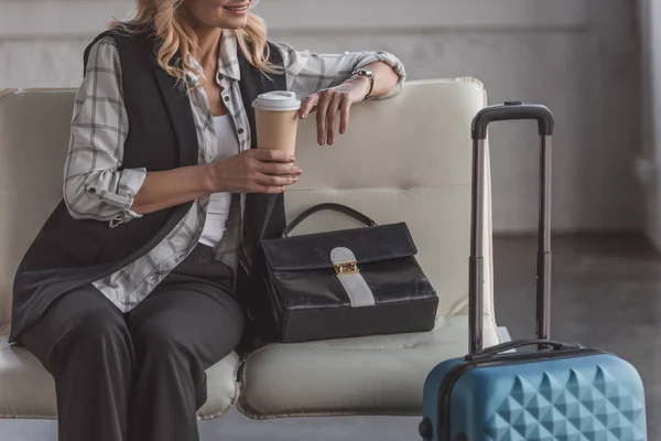 Женщина с чемоданом и кофе — стоковое фото